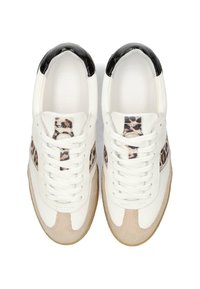Baskets en cuir blanc avec des panneaux latéraux en imprimé léopard, des accents en suède beige et du cuir verni noir au talon. Elles disposent de lacets plats et de semelles en caoutchouc.
