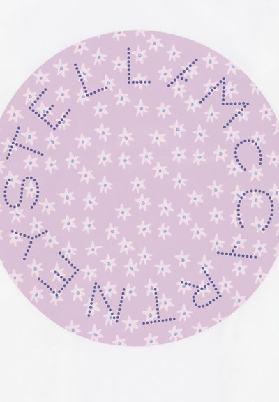 Superficie rotonda di colore lavanda con un motivo di piccole stelle bianche e accenti blu. Testo "KELLY" disposto in un font giocoso attorno al bordo.