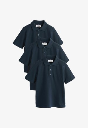 Tre mørkeblå kortærmede poloshirts med krave og to-knaps placket, lagdelt og vist mod en hvid baggrund.