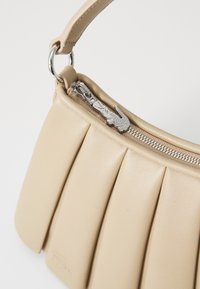 Lacoste LENGLEN BAG - Kézitáska - viennois