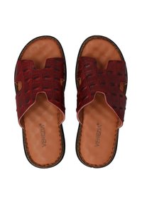Røde faux krokodille slide-sandaler med to krydssnore, glat brun indersål og sort tekstureret ydersål. Brandnavnet "Venezia" indgraveret indeni.