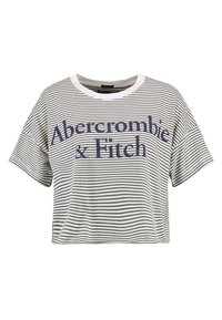 Pruhované krátké tričko v šedé a bílé barvě, s kulatým výstřihem, spadlými rameny a námořnickým textem "Abercrombie & Fitch" vpředu.