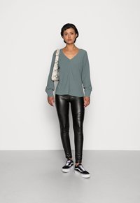 ONLY ONLMETTE UMA - Camisola de manga comprida - balsam green