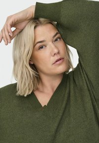 ONLY Carmakoma CARKATIA LS V-NECK NOOS - Sarafanas - khaki