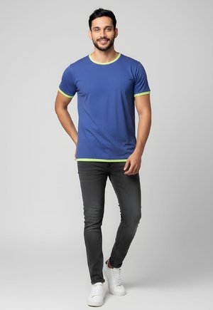UNISEX  CON BORDADO Y RIBETE CONTRASTE - Camiseta básica - azulón