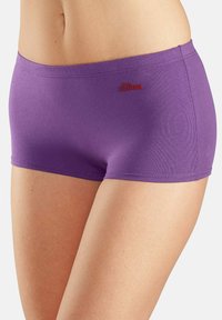 Boxer in cotone viola con una texture liscia e cintura elastica. Presenta un piccolo logo rosso ricamato sul lato.