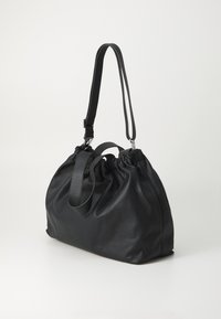 Borsa in pelle nera con cima arricciata, dotata di una lunga tracolla regolabile e di un manico corto. Texture liscia, struttura morbida.
