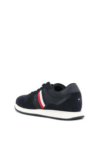 Scarpe da ginnastica della Marina con materiale in rete e suede, caratterizzate da strisce rosse e bianche, suola intermedia bianca e suola in gomma testurizzata.