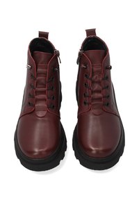 Bordowe skórzane botki za kostkę z sznurowaniem i zamkiem błyskawicznym, teksturowana powierzchnia, wyściełany język oraz gruba czarna guma podeszwowa.