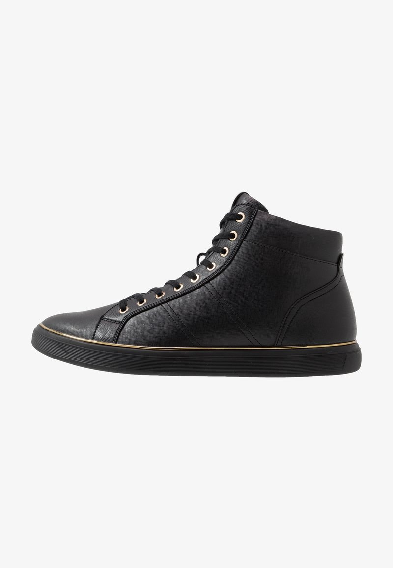 Baskets montantes noires en cuir texturé, œillets dorés et fine bande dorée au-dessus de la semelle noire en caoutchouc, vues de profil.