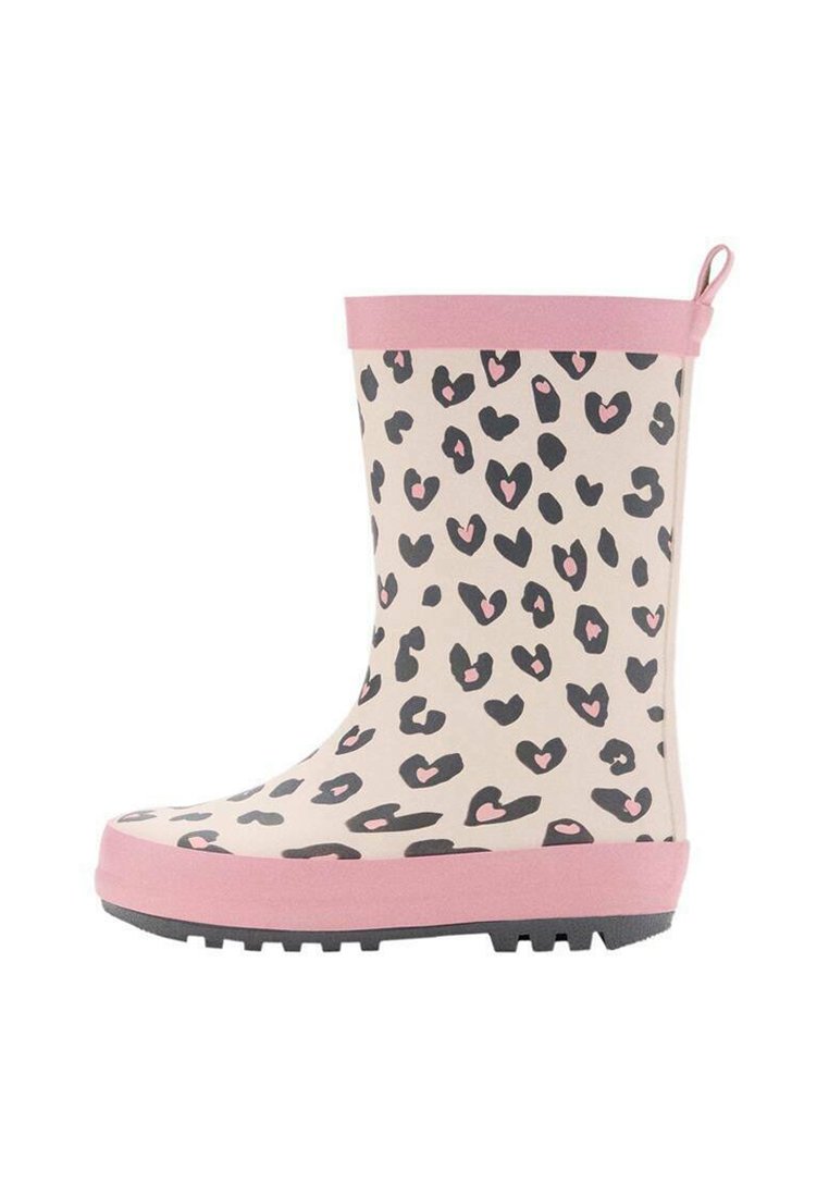 Gumová dešťová bota s béžovým podkladem, černým leopardím vzorem a růžovými srdíčkovými akcenty. Má růžový pásek nahoře a texturovanou černou podrážku.