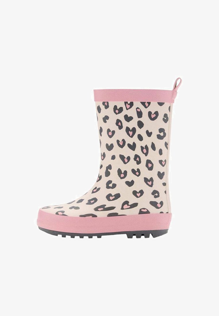 Gumová dešťová bota s béžovým podkladem, černým leopardím vzorem a růžovými srdíčkovými akcenty. Má růžový pásek nahoře a texturovanou černou podrážku.
