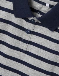 Grau und marineblau gestreiftes Poloshirt mit kragenartigem Halsauschnitt, ausgestattet mit zwei Knöpfen und einer glatten Baumwolltextur. Organic-Cotton-Etikett sichtbar.
