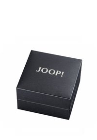 Scatola regalo nera con una texture, caratterizzata da un logo "JOOP!" in argento sul coperchio. Forma quadrata con una finitura liscia e senza ulteriori decorazioni.