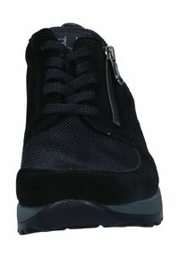 Zwarte sportschoen met suede en mesh materialen, ronde neus, veter-sluiting met rits en een geprofileerde rubberen zool.