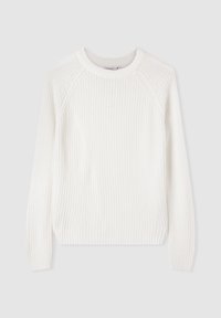 Biały sweter dzianinowy o prążkowanej fakturze, okrągłym dekolcie i długich rękawach raglanowych. Rękawy lekko dopasowane u dołu.