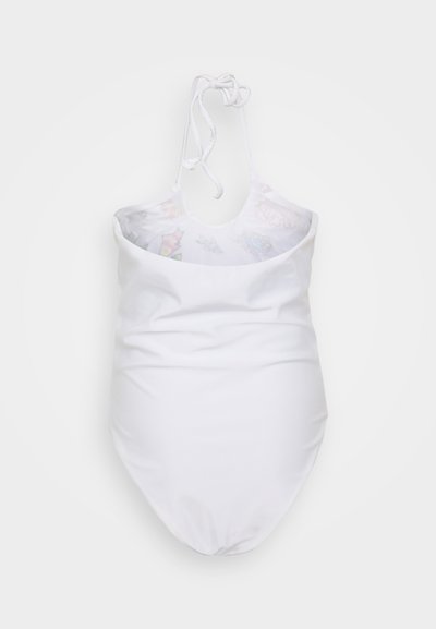 Biely jednodielny plavky s dizajnom na krku, ktoré majú hladkú textúru a potlačené vnútro s farebnými vzormi.