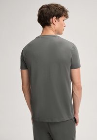 Grijze t-shirt met korte mouwen en een ronde halslijn, gemaakt van zachte stof, met een gladde textuur en een rechte zoom. Geschikt voor casual gebruik.