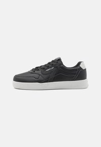 Schwarze synthetische Sneakers mit glatter Textur, abgerundeter Zehenpartie, flacher weißer Gummisohle und kontrastierendem weißen Fersenriegel; verfügt über eine Schnürung.