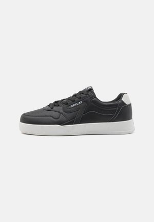 Sneaker sintetica nera con una texture liscia, punta rotonda, suola piatta in gomma bianca e linguetta sul tallone bianca a contrasto; presenta una chiusura con lacci.