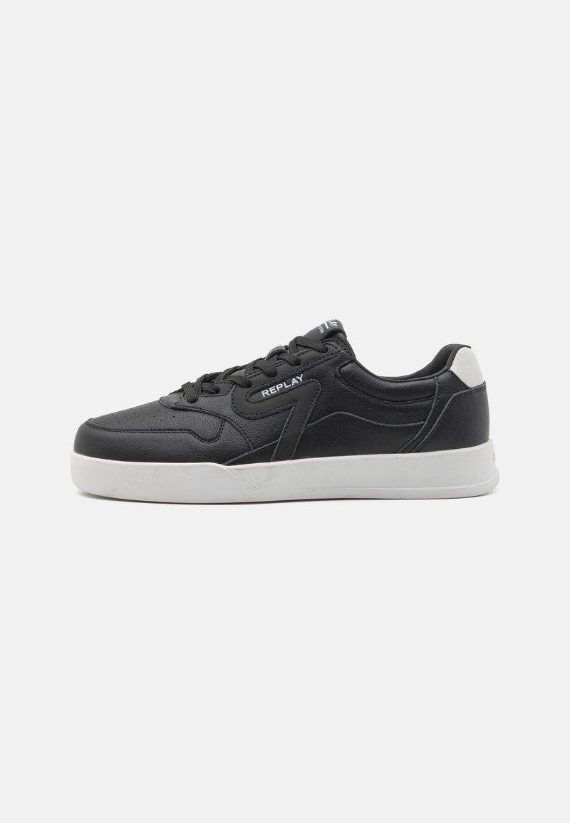 Schwarze synthetische Sneakers mit glatter Textur, abgerundeter Zehenpartie, flacher weißer Gummisohle und kontrastierendem weißen Fersenriegel; verfügt über eine Schnürung.
