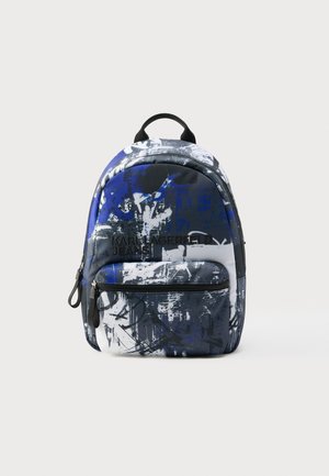 Mochila azul e preta com padrões abstratos brancos. Apresenta um bolso frontal com fecho de correr e alças ajustáveis para os ombros. Material liso e durável.