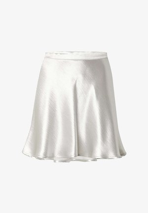 Witte satijnen A-lijn rok met een soepele textuur, vloeiende uitstraling en een subtiele glans. De zoom heeft een zachte, afgeronde afwerking.