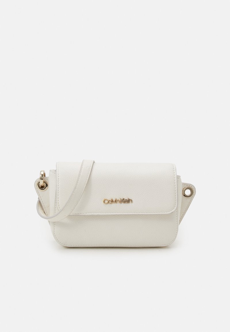 Sac bandoulière en cuir blanc avec une finition texturée, fermeture à rabat et accent logo doré. Comprend une bandoulière amovible et des accessoires en métal.
