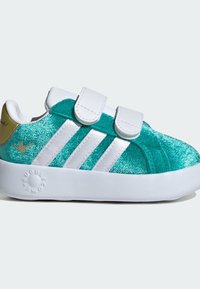 Tyrkysové trblietavé tenisky s bielymi suchými zipsami, tromi bielymi pruhmi na boku a bielou podrážkou. Zlatý akcent na päte.