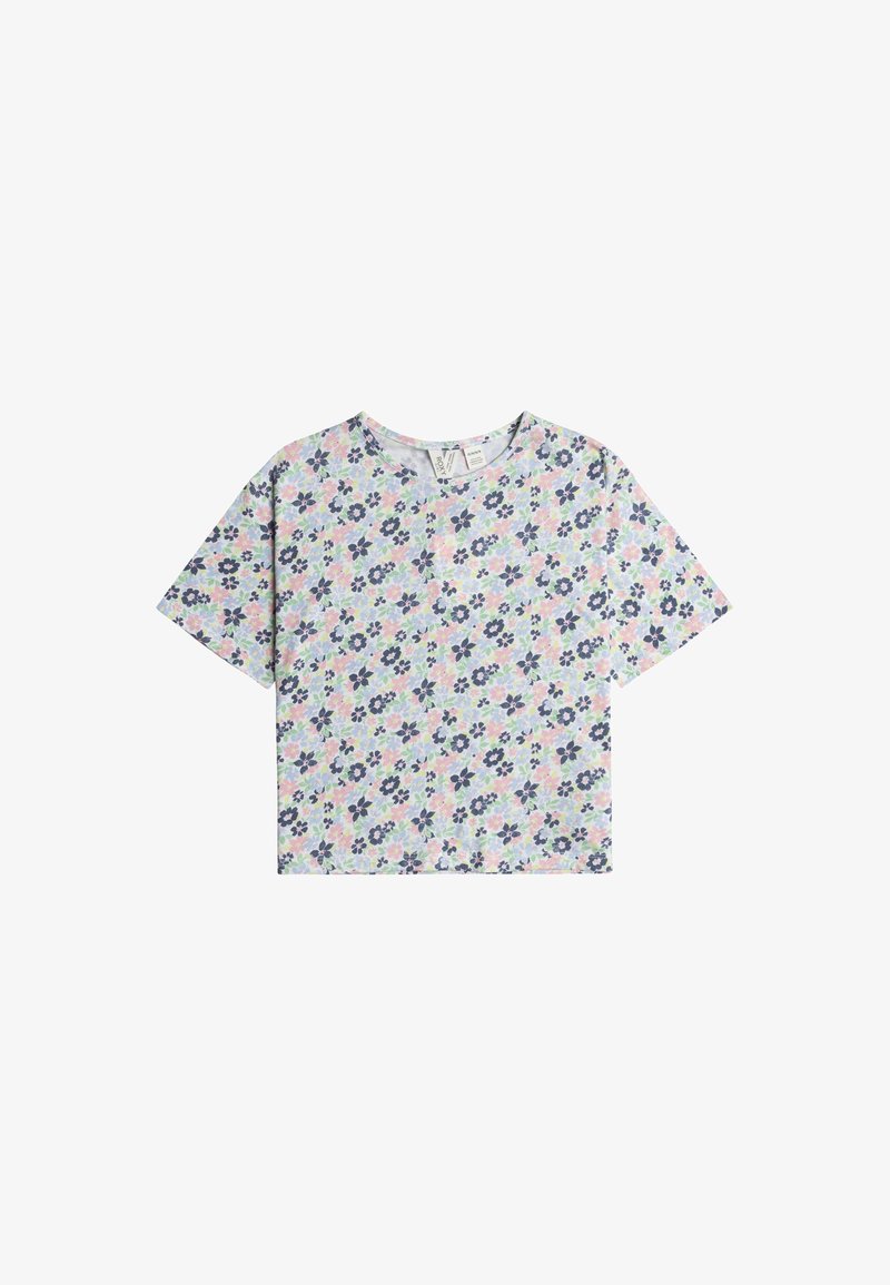 Top corto de manga corta con un patrón de pequeñas flores en azul marino, rosa y azul sobre un fondo claro.