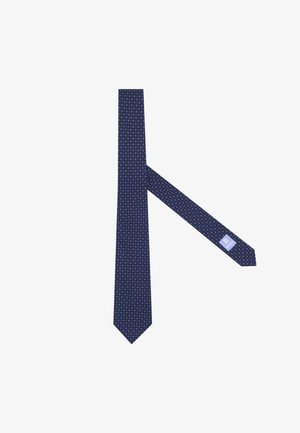 Marineblauer Schlips mit kleinem weißem geometrischem Muster und sichtbarem Markenetikett am schmalen Ende.