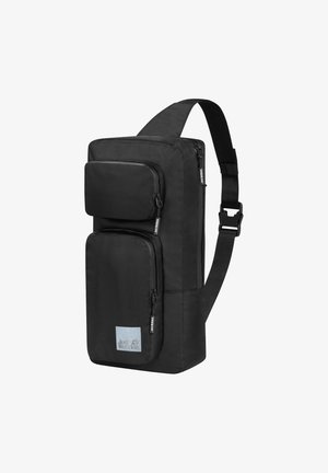 Zwarte schoudertas gemaakt van duurzaam materiaal. Voorzien van twee ritszakken, een verstelbare strap en een logo-patch. Rechthoekige vorm met een gestructureerd oppervlak.