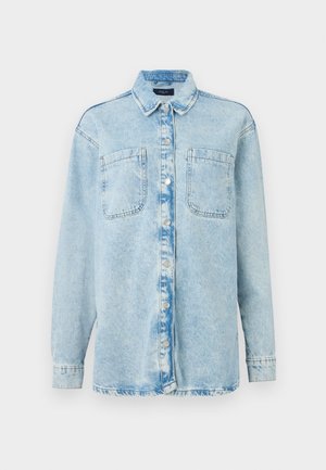 Himmelblaues Denim-Hemd mit langen Ärmeln, zwei vorderen Taschen, Knopfverschluss, leicht verblasstem Design und klassischem Kragen.