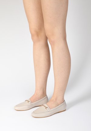 Beige Leder Slipper mit glatter Textur und einem goldfarbenen Akzent. Rundliche Zehenform und ein flaches Design, ideal für legere Anlässe.