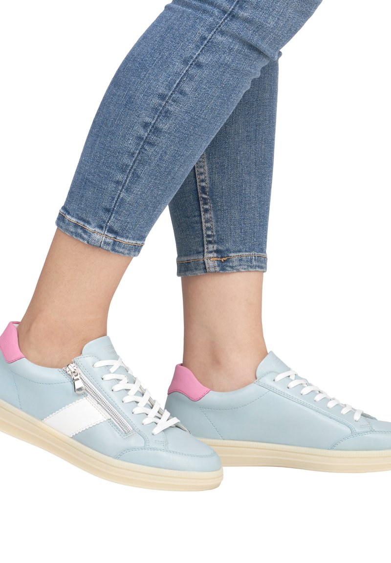 Baskets en cuir bleu clair avec accents blancs et languettes de talon roses. Comprend des lacets blancs et une fermeture éclair décorative sur le côté.