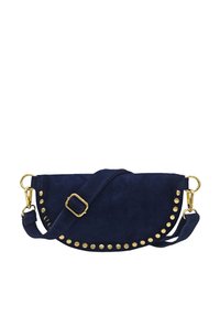 Sac à main en daim bleu marine avec une forme courbée, des clous dorés le long du bord, et une sangle réglable avec une boucle et un fermoir dorés.