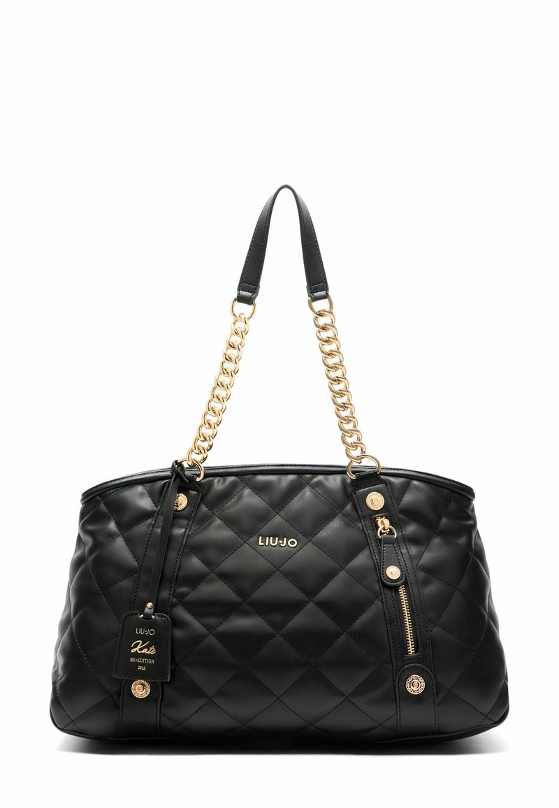 Sac à main noir matelassé avec poignées en chaîne dorée, poche zippée et logo LIU JO sur le devant, avec une étiquette en cuir de marque.