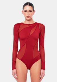 Röd bodysuit med lång ärm, med meshnätpaneler och en asymmetrisk skärning. Slätt tyg med en anpassad design och måttlig halsringning.