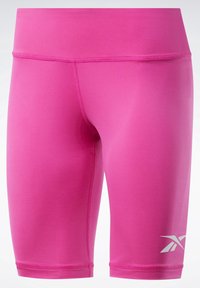 Short de sport ajusté rose vif avec un logo blanc près de l'ourlet inférieur sur une jambe, conçu pour un usage actif.