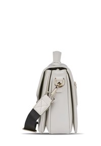 Vit konstläderväska med rektangulär form, bred bas, handtag på toppen, avtagbar rem och detaljer i guldton.