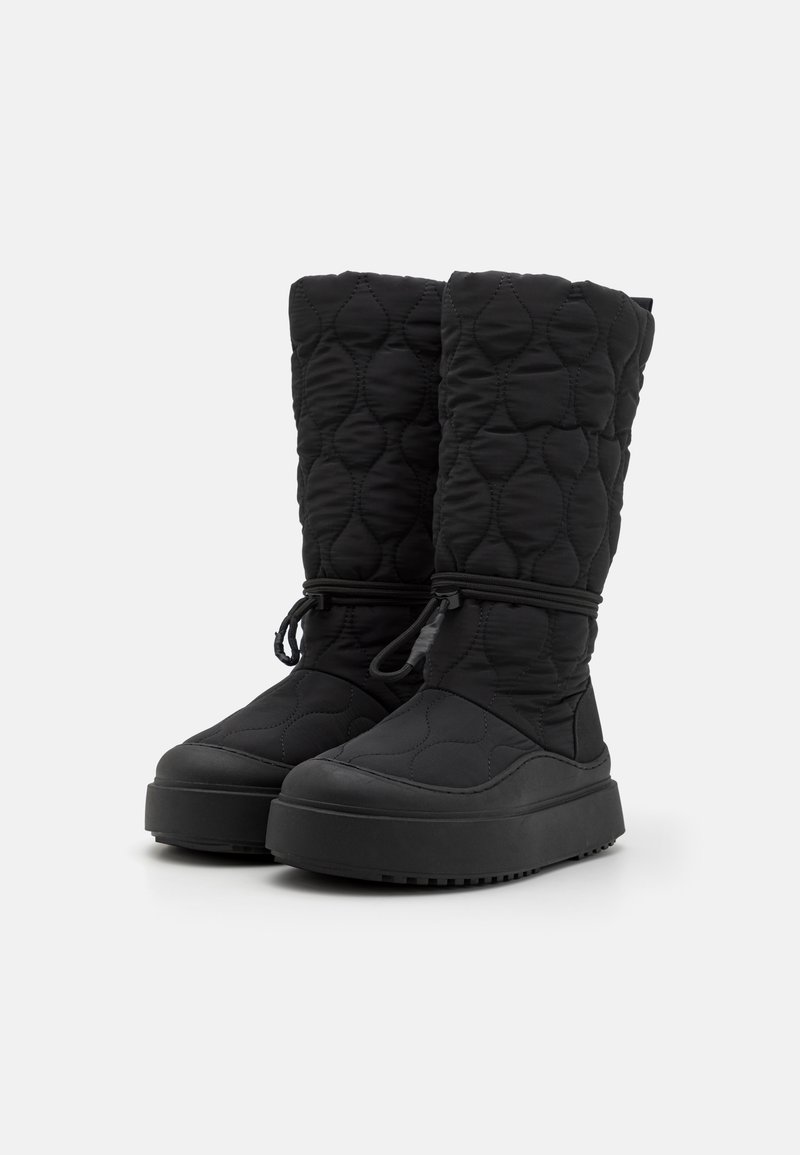 Schwarze gesteppte Stiefel mit strukturiertem Obermaterial, hohem Design und Gummisohle. Sie verfügen über einen Zugverschluss und eine dicke Plattformsohle.