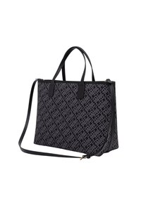 Bolso tote con patrón geométrico en negro y gris, con dos asas superiores y una correa de hombro ajustable, que cuenta con cierre de cremallera y detalles en piel sintética.