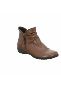 Stivale alla caviglia in pelle marrone con design arricciato, zip laterale e suola in gomma testurizzata, caratterizzato da cuciture minime e punta arrotondata.