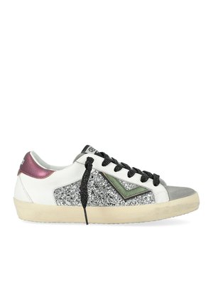 Sneaker bassa bianca con lacci neri, pannello laterale in glitter argento, dettaglio a chevron verde, punta grigia e tallone metallizzato viola.