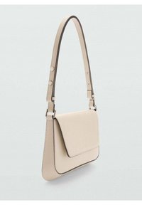 Borsa a spalla in pelle beige con tracolla regolabile, forma rettangolare, chiusura a pattina e sottile dettaglio di bordatura scura.