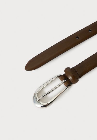 Ceinture en cuir marron avec une boucle en métal argenté, présentée à plat avec l'extrémité pointue et la boucle visibles sur un fond blanc.