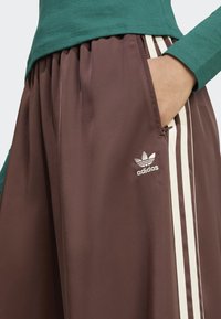 adidas Originals Donji dijelovi trenirke - auburn   cream white
