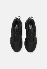Des chaussures de sport noires avec une tige en maille, une finition texturée, des lacets et une semelle rembourrée. Présente un logo sur le côté et une semelle intérieure ortholite.