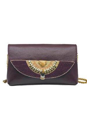 Pochette en cuir violet foncé avec broderie perles en demi-cercle et bandoulière chaîne dorée, sur fond blanc.