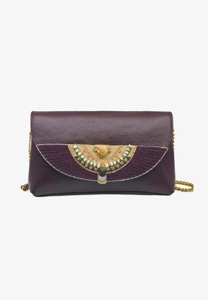 Pochette en cuir violet foncé avec broderie perles en demi-cercle et bandoulière chaîne dorée, sur fond blanc.